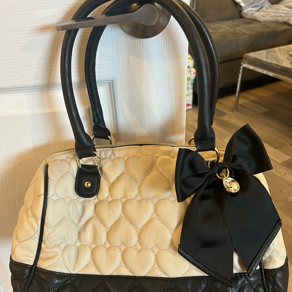 Chic Quilted Handbag with Bow Accent